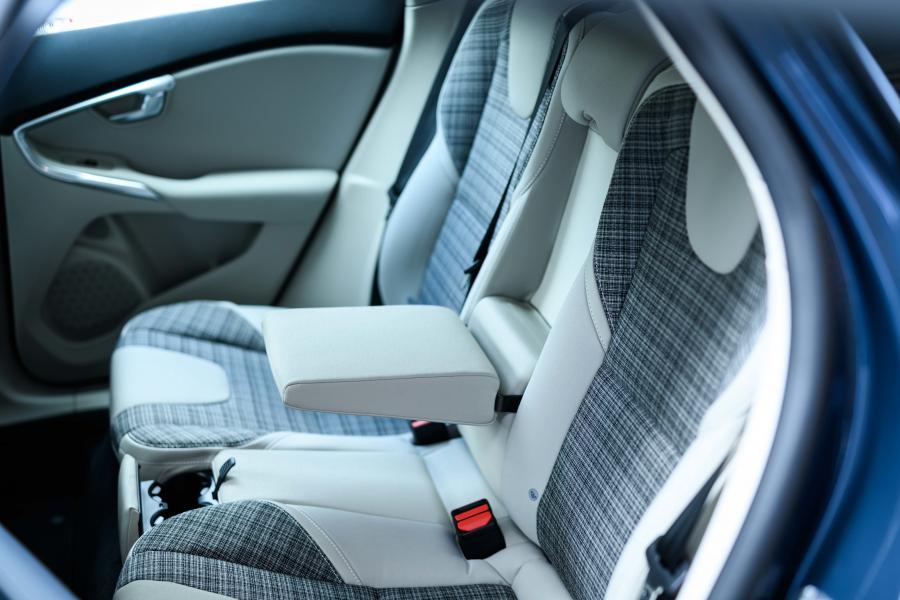 Интерьер Volvo V40 T3 Momentum 2016 года  (JP) (фото 4 из 20)